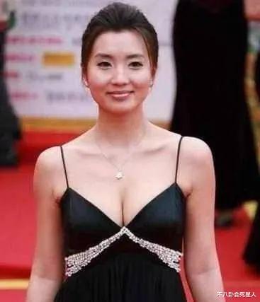 金·卡戴珊|骨折、露屁股、挤出赘肉！7位女星硬挤小一号礼裙，看得我好尴尬