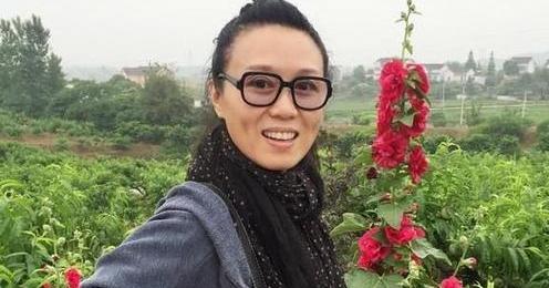 吴琼|60岁吴琼回农村老家，穿价值近1万外套在田里干活，与老人热聊