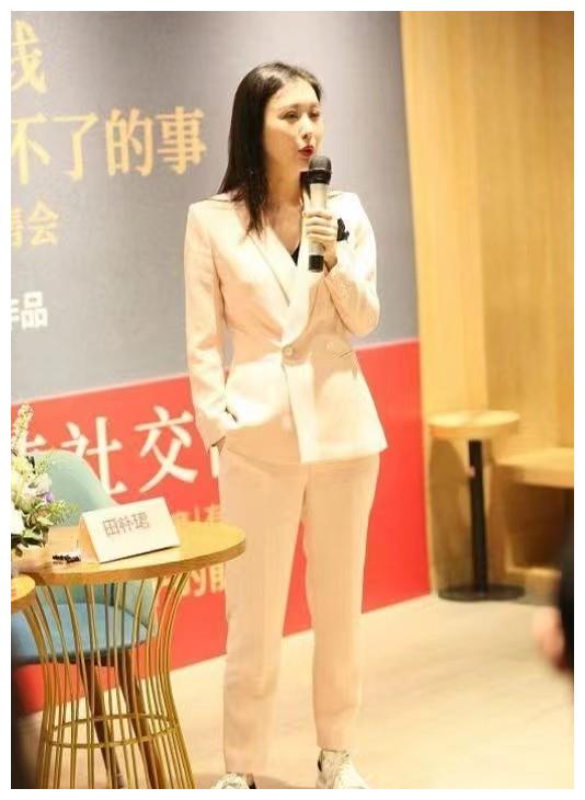 西装|田朴珺太爱凹独立女强人，穿奶白色西装故意强势，难怪王石着迷