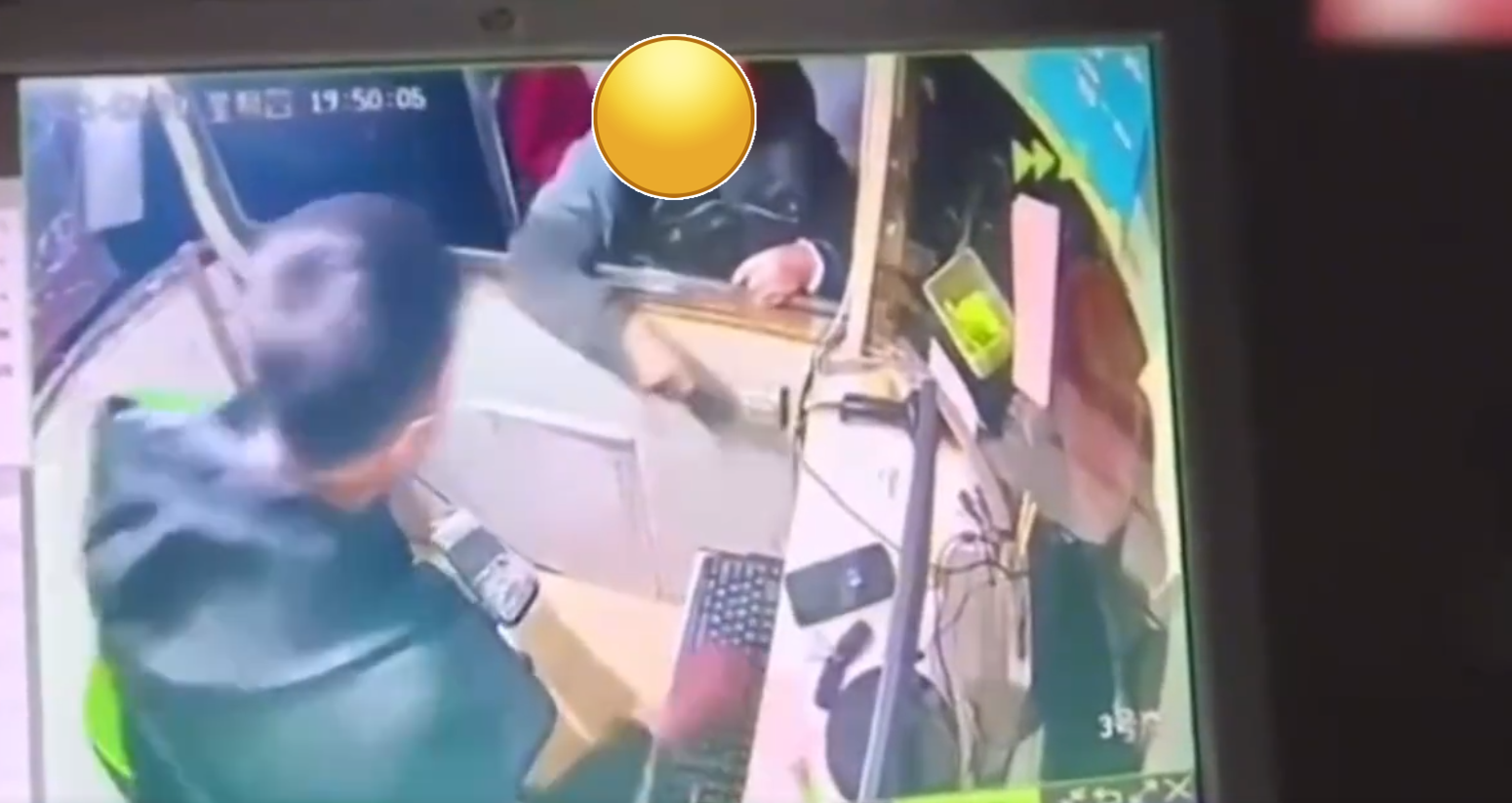 停车1分钟收费1000元?女司机气愤报警,不料被当场打脸