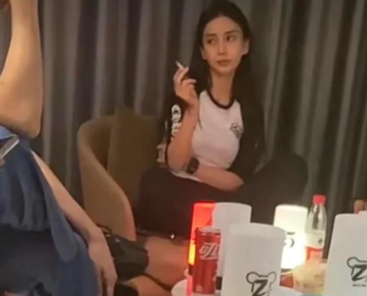 Angelababy|杨颖好友聚会状态曝光，手指夹烟无女明星包袱，在场还有宋威龙