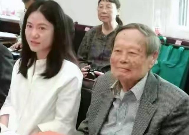 杨振宁|杨振宁出席百岁寿宴，妻子翁帆罕见悉心打扮一番，穿喜庆红裙亮相