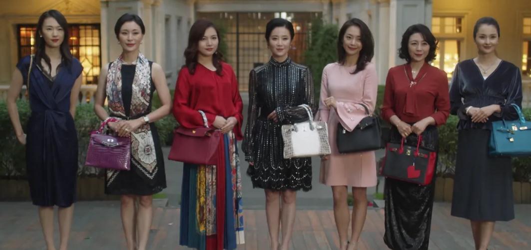 童瑶|童瑶新剧造型惹争议，秀20款名牌包太浮夸，剧情雷人毁三观