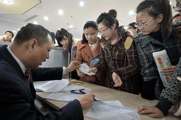 求职|“我们不招三无家庭的人”,大企业HR聊天曝光,透露求职者的心酸