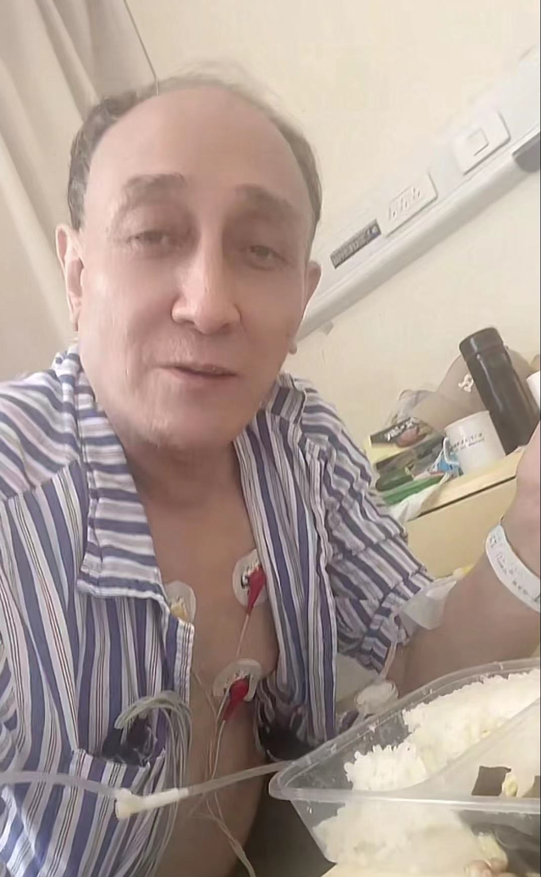 曹其昌|60岁喜剧演员紧急入院引担忧!身上满是仪器,憔悴无力吃素菜盒饭