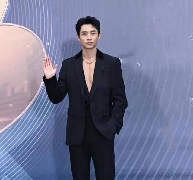 电影|电影之夜红毯,王一博全程不看周冬雨,沈腾搞笑,张天爱显头大