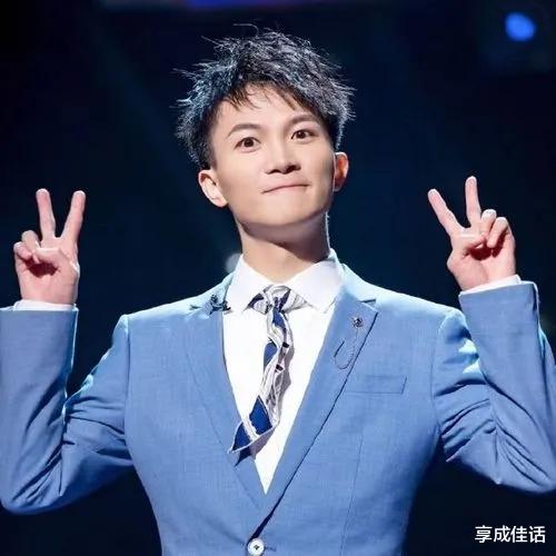 周深|周深的教养刻在了骨子里，从一个举动能证明，难怪这么多人喜欢他