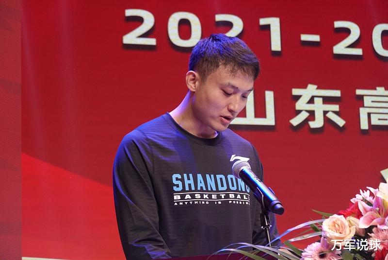 |季后赛第一轮，山东球迷想念巩晓彬：4字外援+经纪人毁了球队