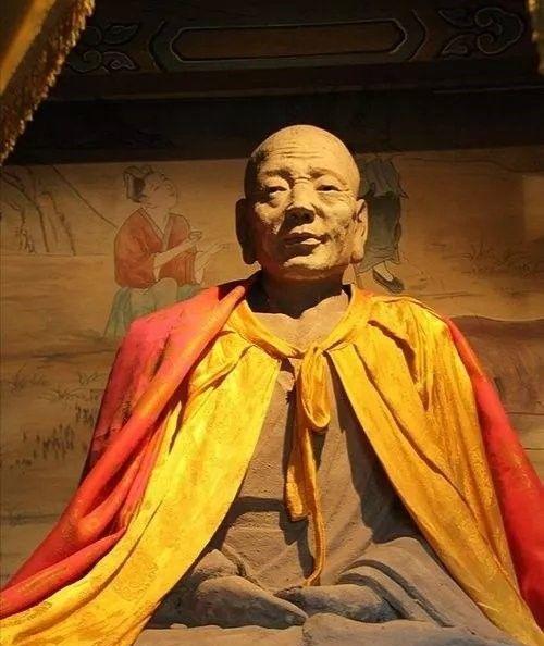 1996年,村民在清理佛像时,泥胎脱落露出头盖骨,专家:全是真身