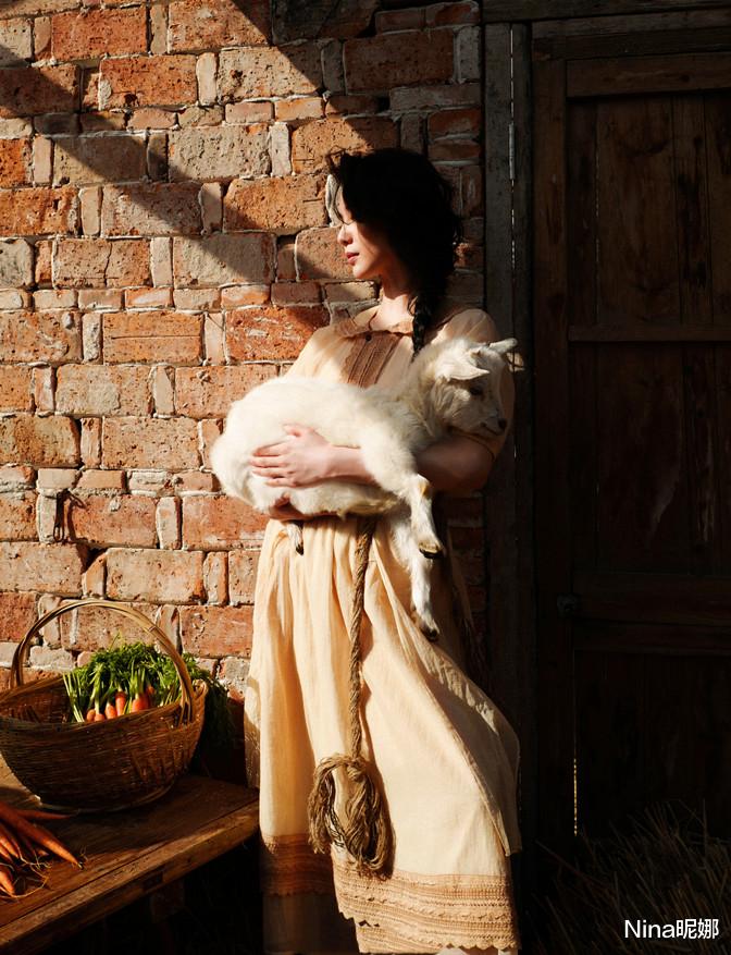 刘诗诗|刘诗诗真会选场所，羊圈穿裙抱羊羔拍广告太聪明，选对场所美三分