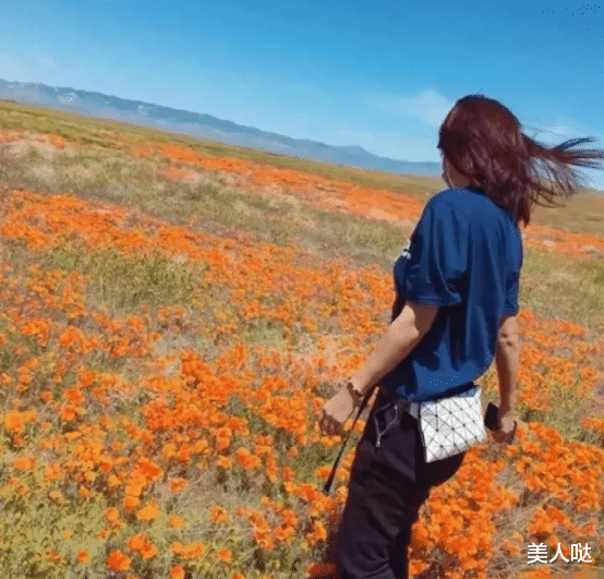 徐静蕾|徐静蕾和友人外出游玩，穿一身“烂大街”放飞自我，纯素颜依旧完美女神范