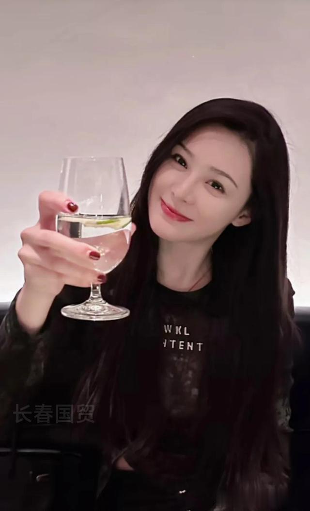 张颖颖|狗仔曝光汪小菲与女生接吻后,张颖颖首次露面心情未受影响