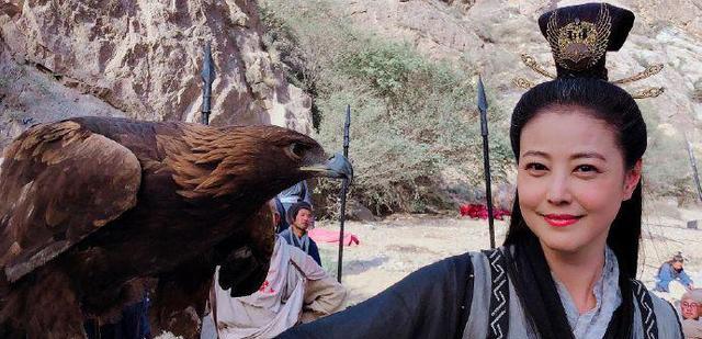 蔡明|周海媚直播带货被批不专业,资深艺人捞金“晚节不保”?