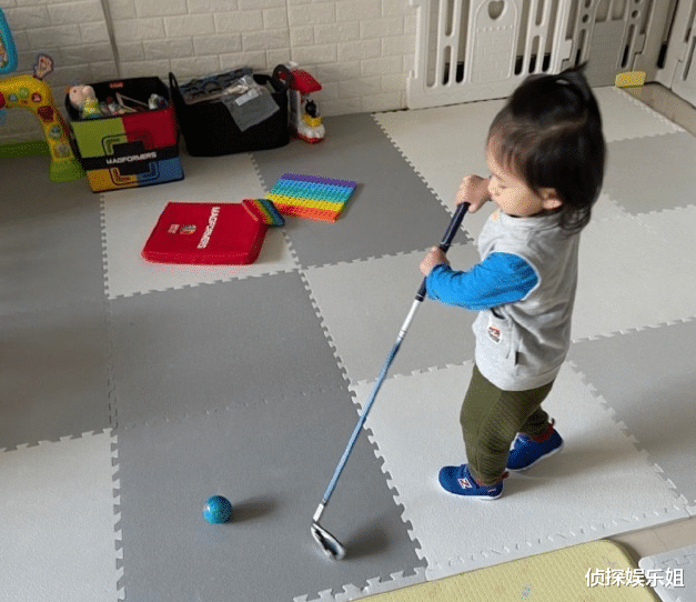 应采儿|陈小春仍想要女儿？应采儿晒与俩儿子合照，hoho打扮超像女孩