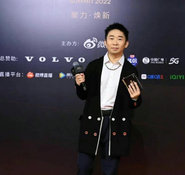 杨迪|王鹤棣走红毯，碰见杨迪主持秒破功，再现《你好星期六》猴鼠一家