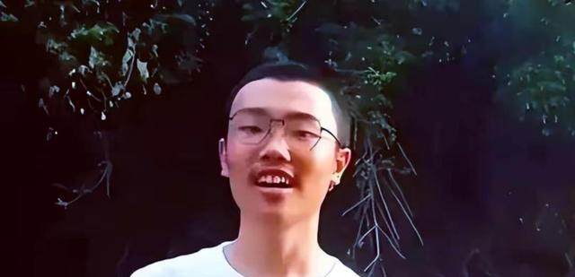 胡鑫宇失踪有线索了？家属悬赏，警方再发寻人启事，这是好消息