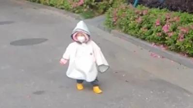 街拍|苗苗晒一家三口幸福日常，陪女儿玩耍超欢乐，挺孕肚小跑身轻如燕