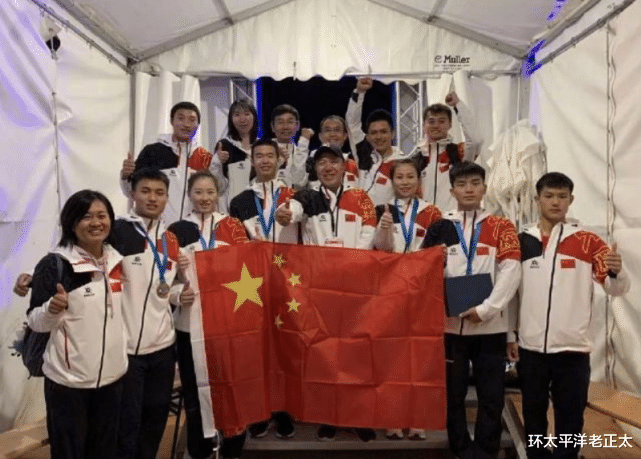 世界杯|恭喜！中国队世界杯包揽2金2银1铜，全队高举国旗，人民日报祝贺