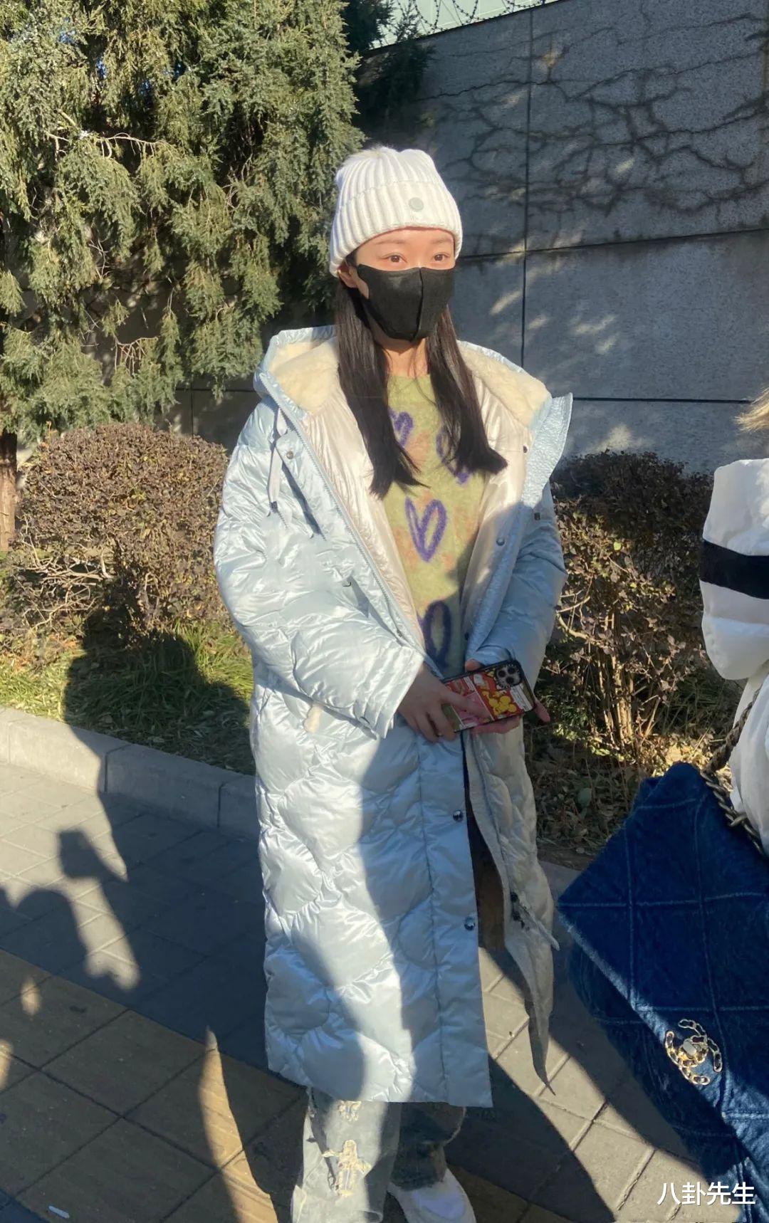 春晚|众星参加春晚彩排：秦海璐提23万名牌包，吴磊的毛衣价格很接地气