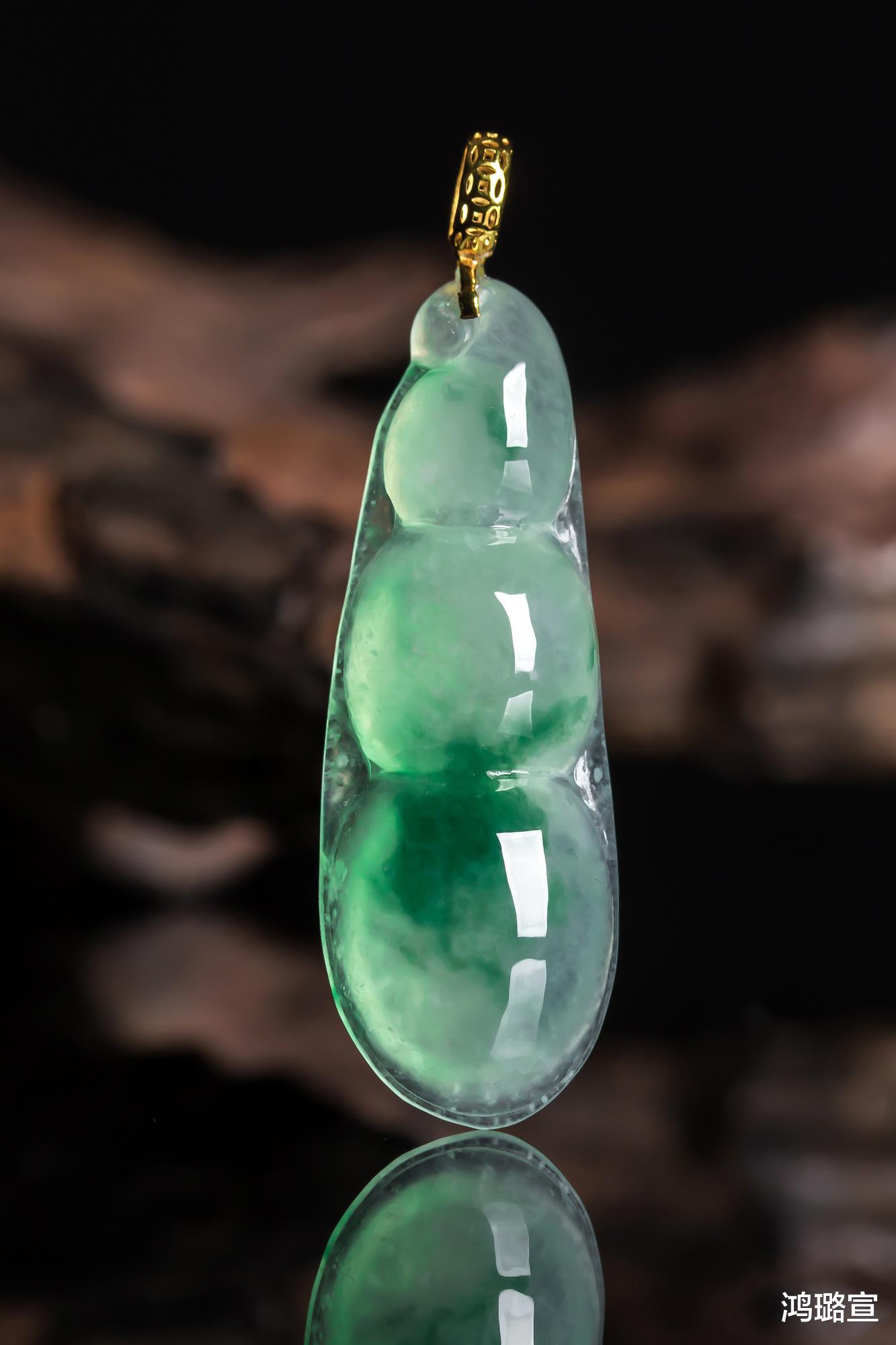 翡翠|手镯到底是买玉石翡翠还是黄金？这个答案可能出乎意料！