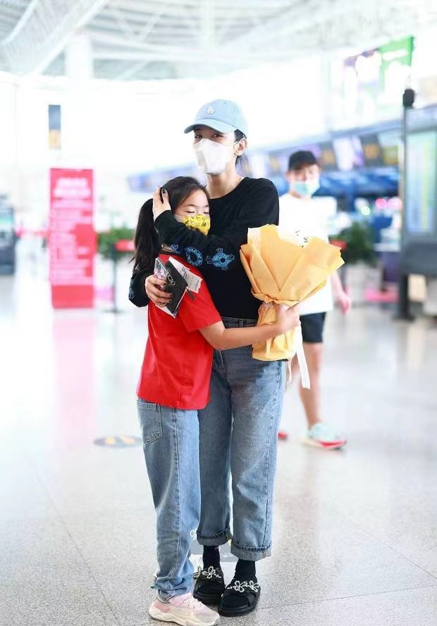 黄奕|黄奕机场与女儿相拥告别,9岁铛铛帮拎行李箱,满脸通红眼眶含泪