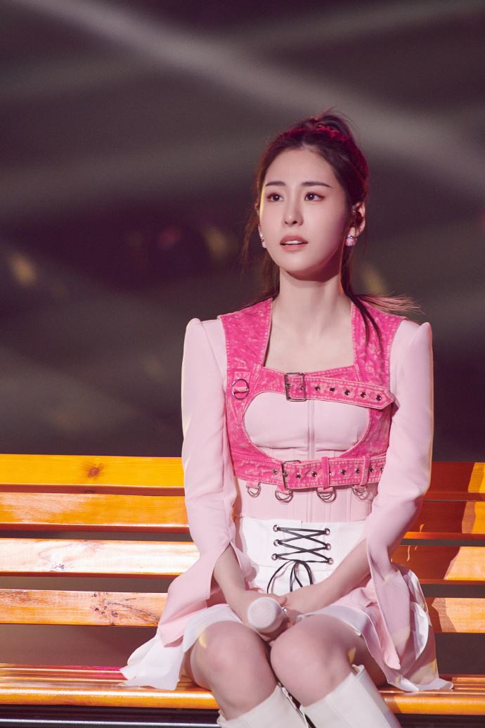 张碧晨|张碧晨产后身材太好！录《奔跑吧》玩不过杨颖，小白兔人设遭骂