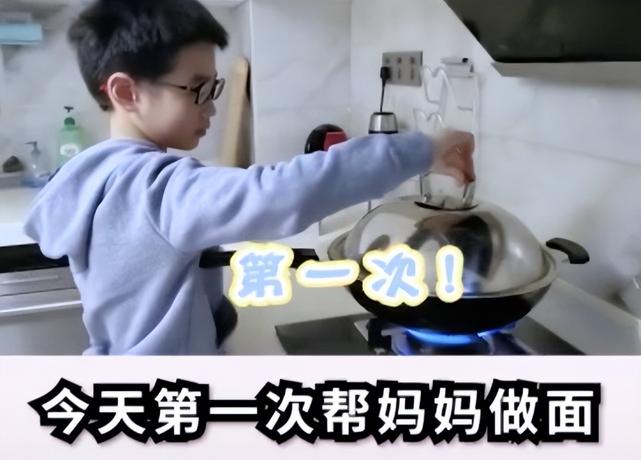 杨阳洋|杨威晒父子八年前后对比照，12岁杨阳洋身高赶上爸爸，阳光帅气