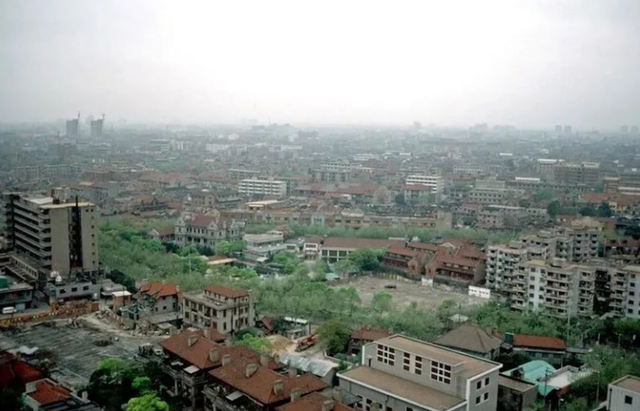 1995年,四川女大学生被120元卖给山村老汉,2人跟牲口住了17年