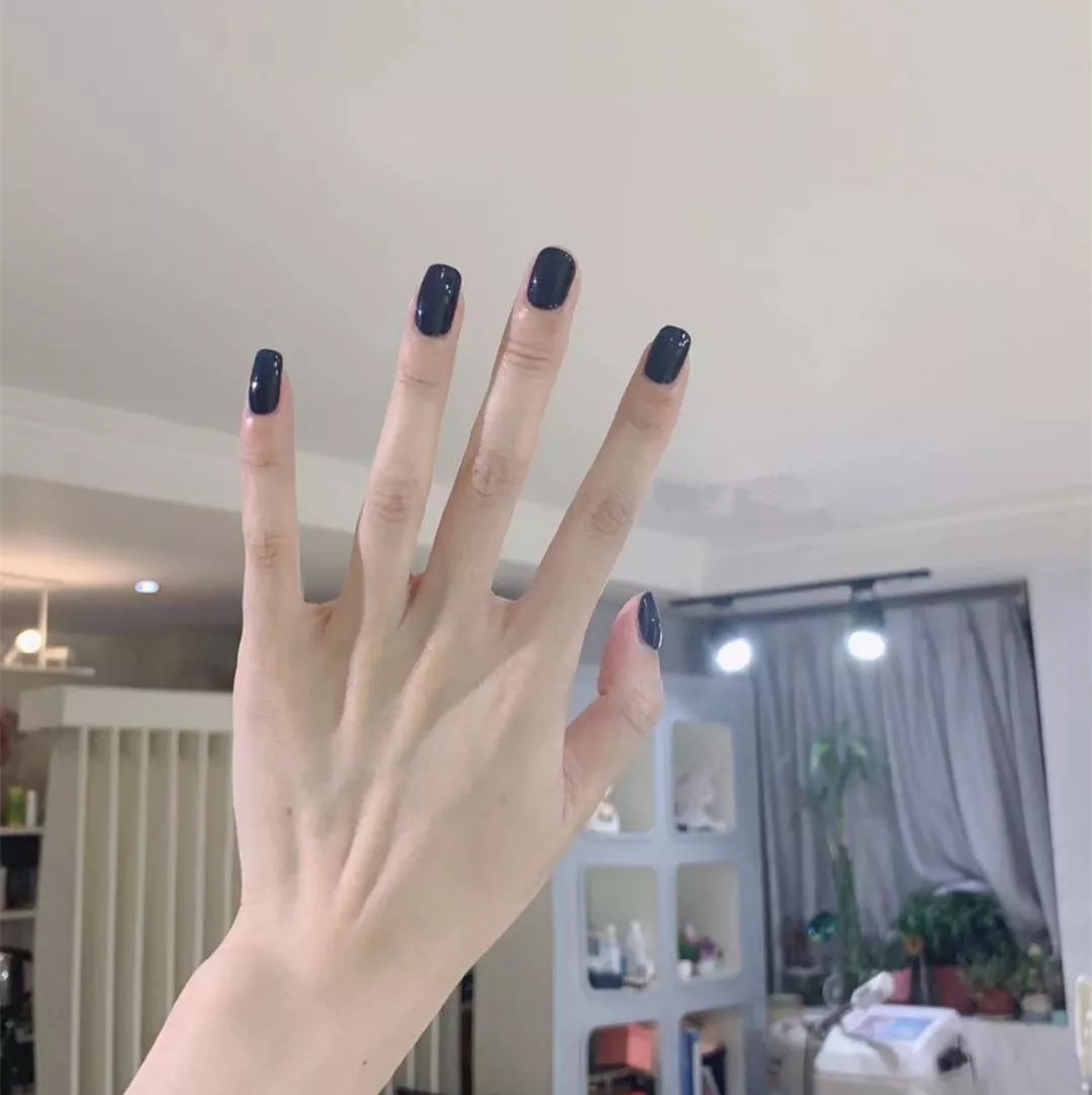 美甲 冬季做什么纯色美甲，显白又好看？