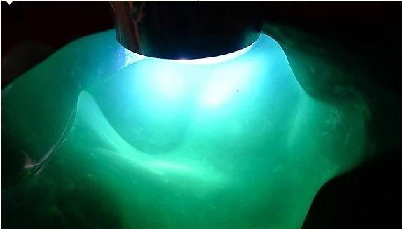 翡翠|13种翡翠原石灯下现原形