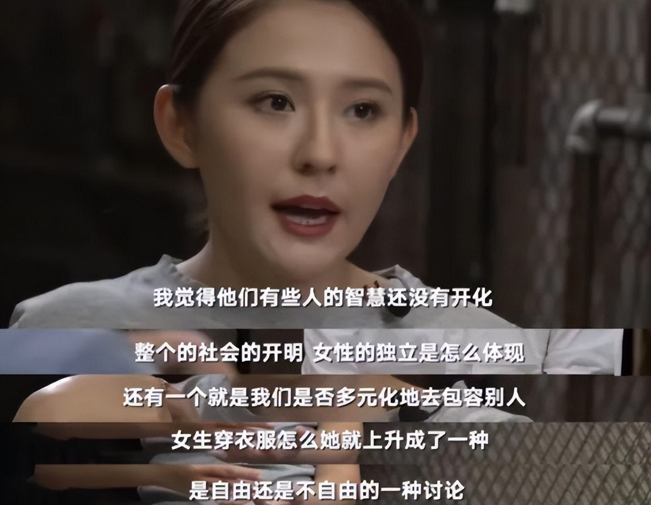 “没有个学生样”,大一女生穿露腰装遭大妈批评,结局叫人舒适