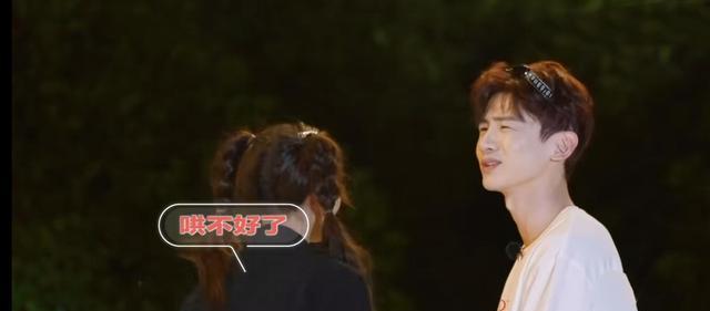 白敬亭|圆鱼洲：白敬亭杨超越撒糖，牵手搂腰摸头杀，细节甜度超标！