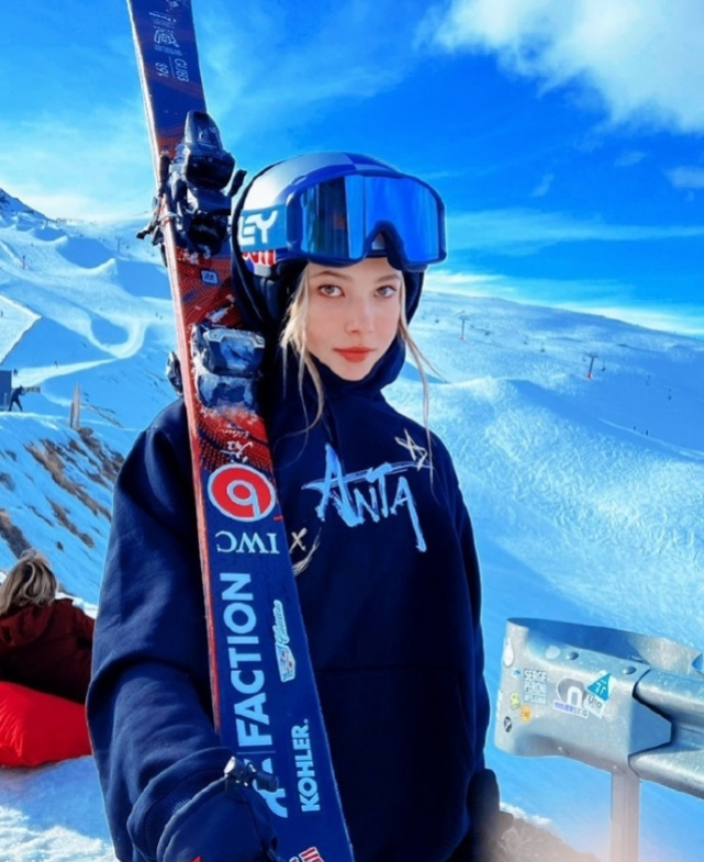 谷爱凌|谷爱凌曝恋情后首露面，一脸幸福难遮掩，与男友更多亲密互动被扒