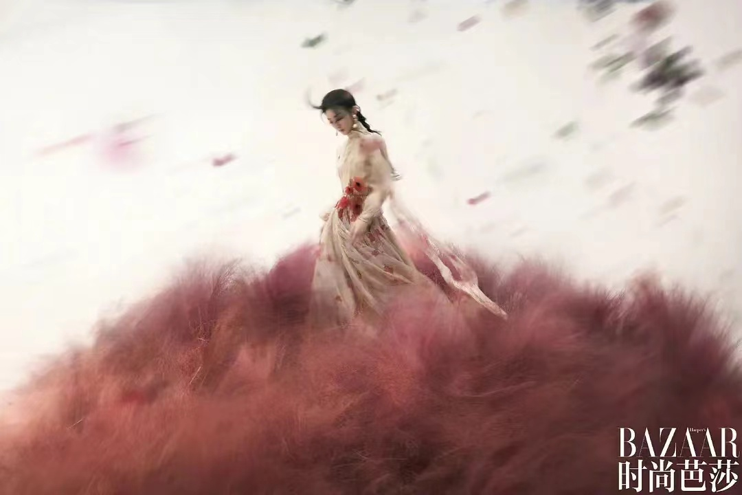 赵丽颖|赵丽颖新大片看着头好晕！不穿迪奥换华伦天奴美出新高度，超惊艳