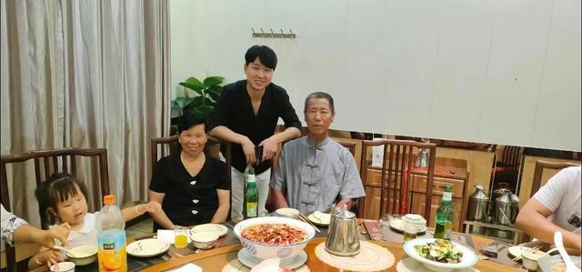 男子元旦成婚,父亲身患重病,新人到医院病床边给父亲磕头
