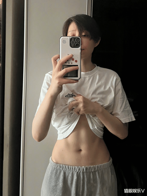 李斯丹妮|31岁李斯丹妮穿吊带晒腹肌，线条明显不输男人，粉丝大喊我可以！