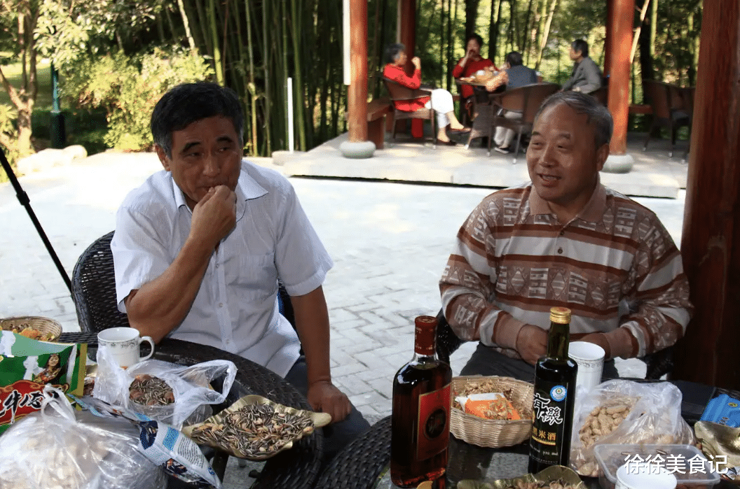 辽宁两位大爷相约聚会，3道美食，2款美酒，直叹这辈子值了！