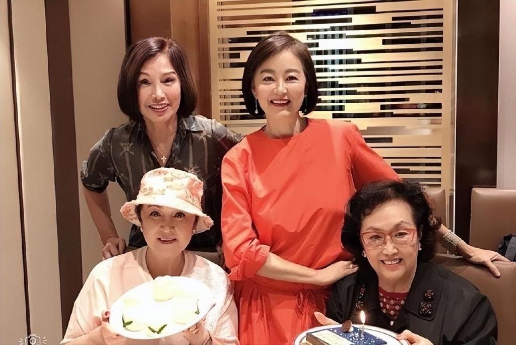 奶奶辈年纪穿小粉裙不翻车,只服67岁林青霞,优雅得体丝毫不做作