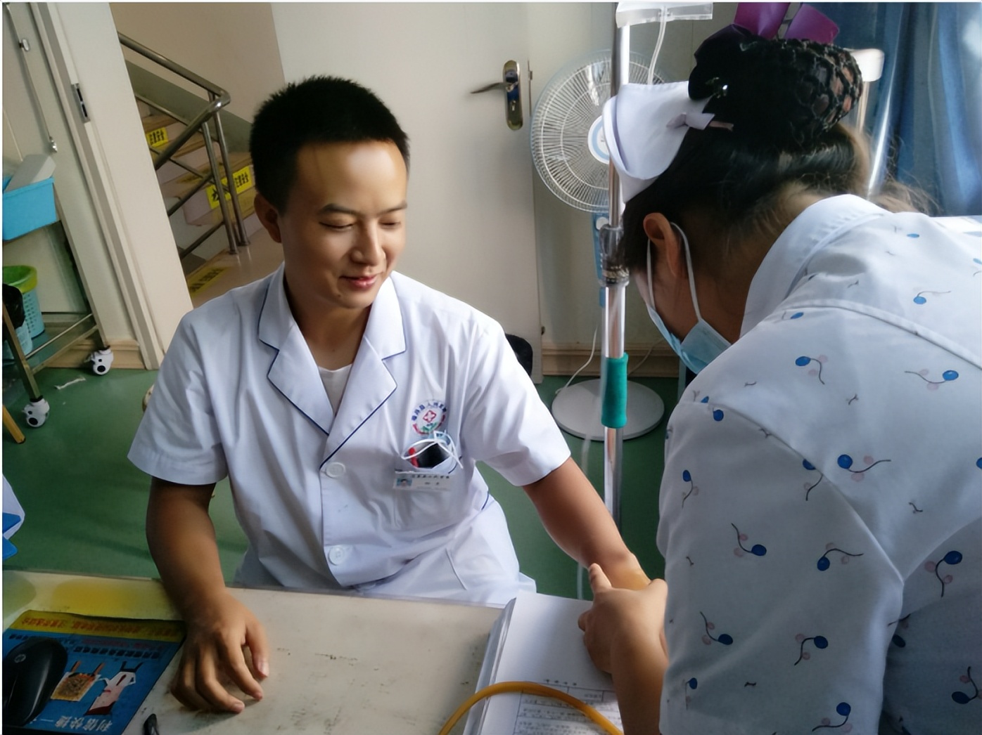 “不要再道德绑架了”,阳性医生哽咽发声,不想带病上岗想休息