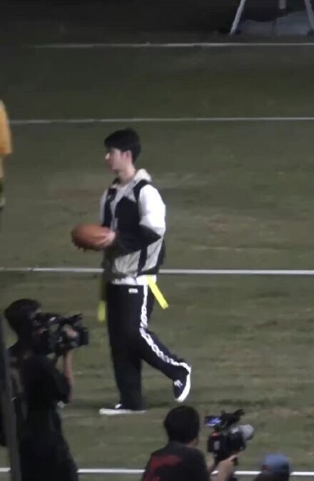王一博|王一博玩橄榄球,结果下一秒玩到噗嗤摔得趴在地上