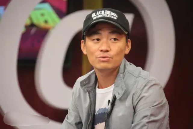 常征|40岁王宝强下农田干活,穿着邋遢满脸憔悴,妻子冯清一旁帮忙