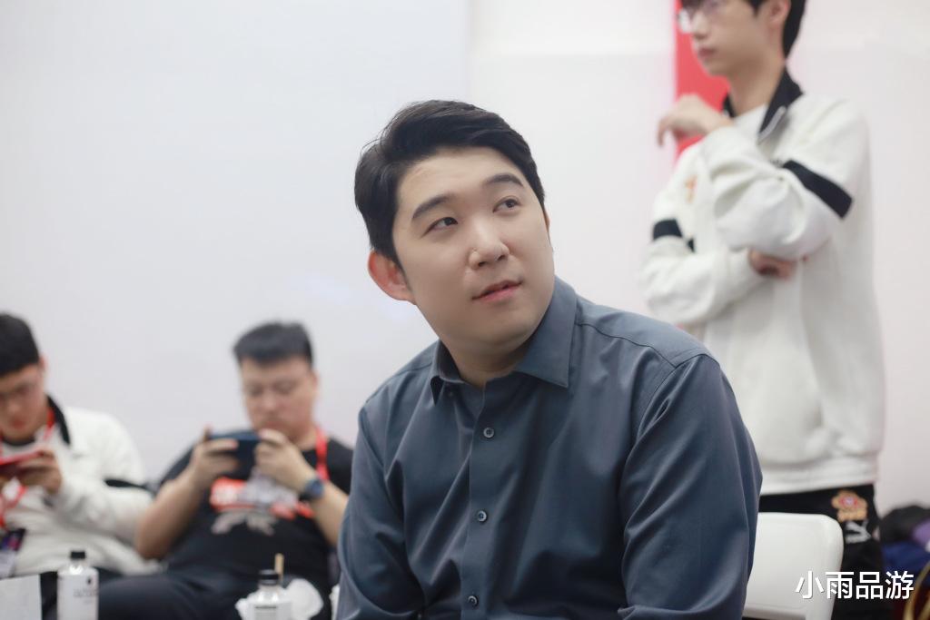 教练|Awoke回归AG教练组，但这次不执教，而是给Vv打下手