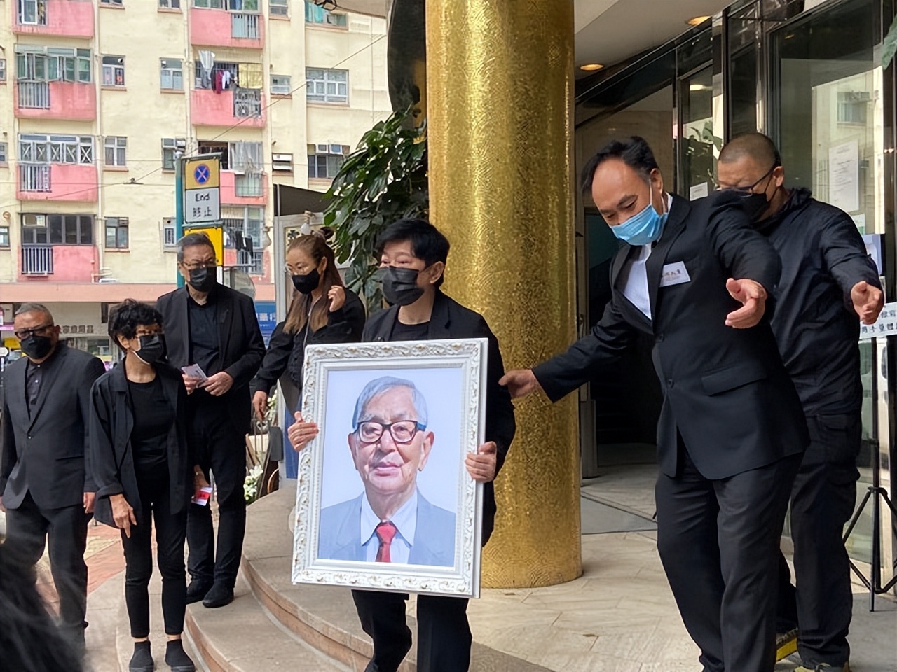 郭富城|重情重义！郭富城为经纪人父亲扶灵，站首位表情严肃悲伤难掩