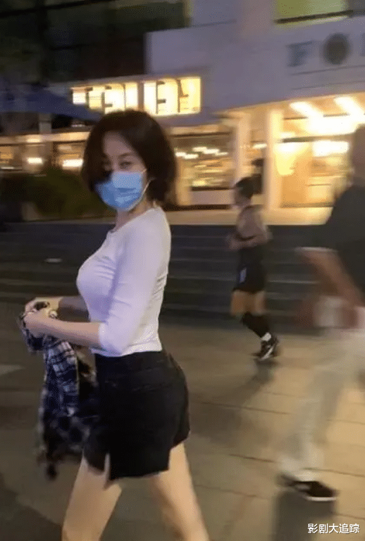 李玟|47岁李玟自曝腰围29年没变过!穿紧身衣秀好身材,翘臀长腿太惹眼