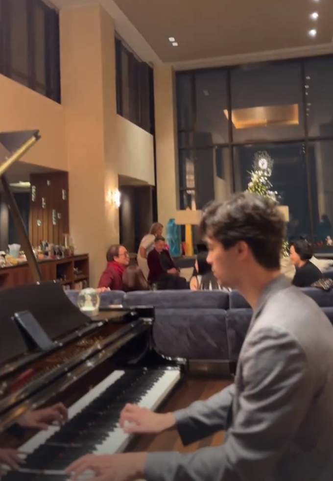 韦唯|韦唯一家美国豪宅开派对，海鲜红酒摆满桌