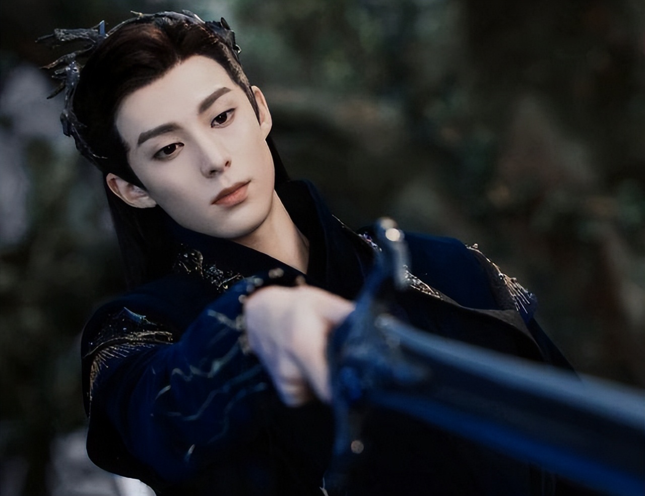 肖战|《芒果台》官宣盛典全网关键词!抱着肖战捧王鹤棣,真是别有用心