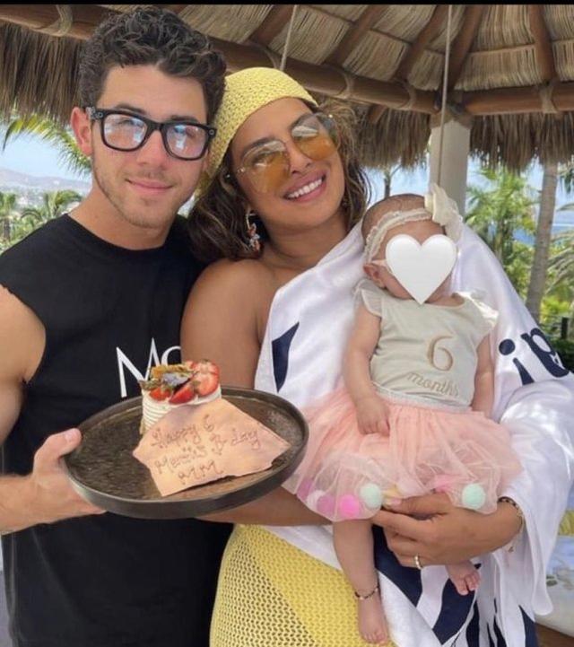 |印度女星朴雅卡穿黄金胸衣，肤黑体胖也很美，与小10岁的丈夫很甜