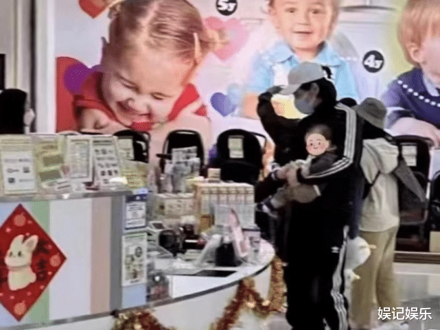 郭碧婷|向太一家六口首同框,郭碧婷抱着儿子,依偎着老公满脸幸福笑容