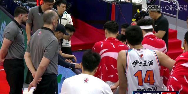 新疆男篮|26分12板！新疆王炸组合同时发威唐才育强硬9+4齐麟低迷掉链子