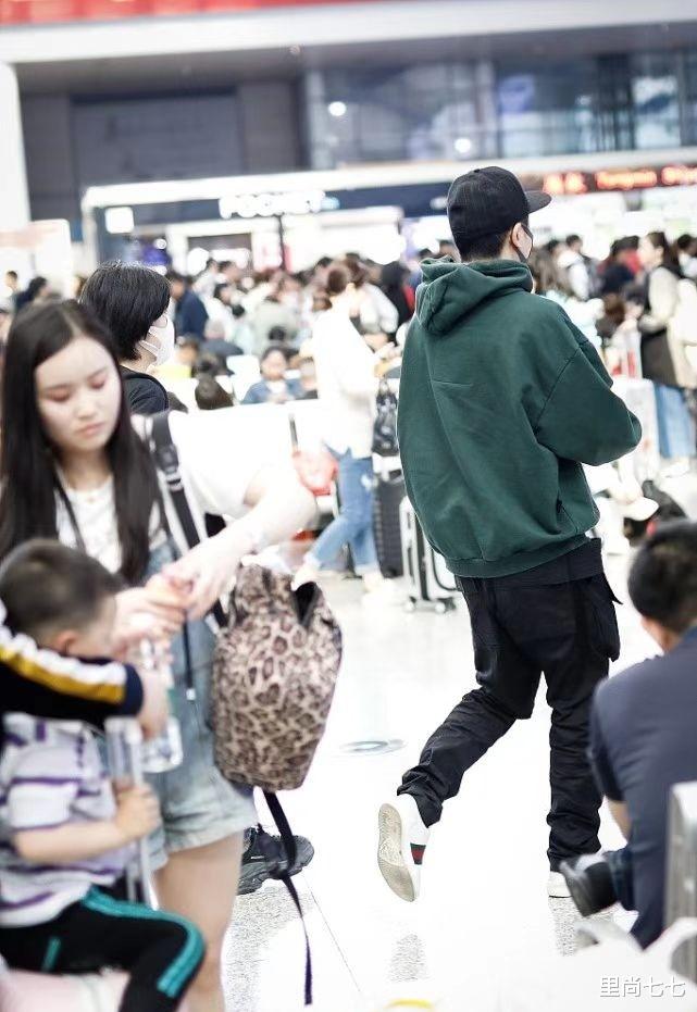 郭京飞|郭京飞罕见携妻走机场，妻子打扮朴素却很贤惠，和陆毅妻子一个样